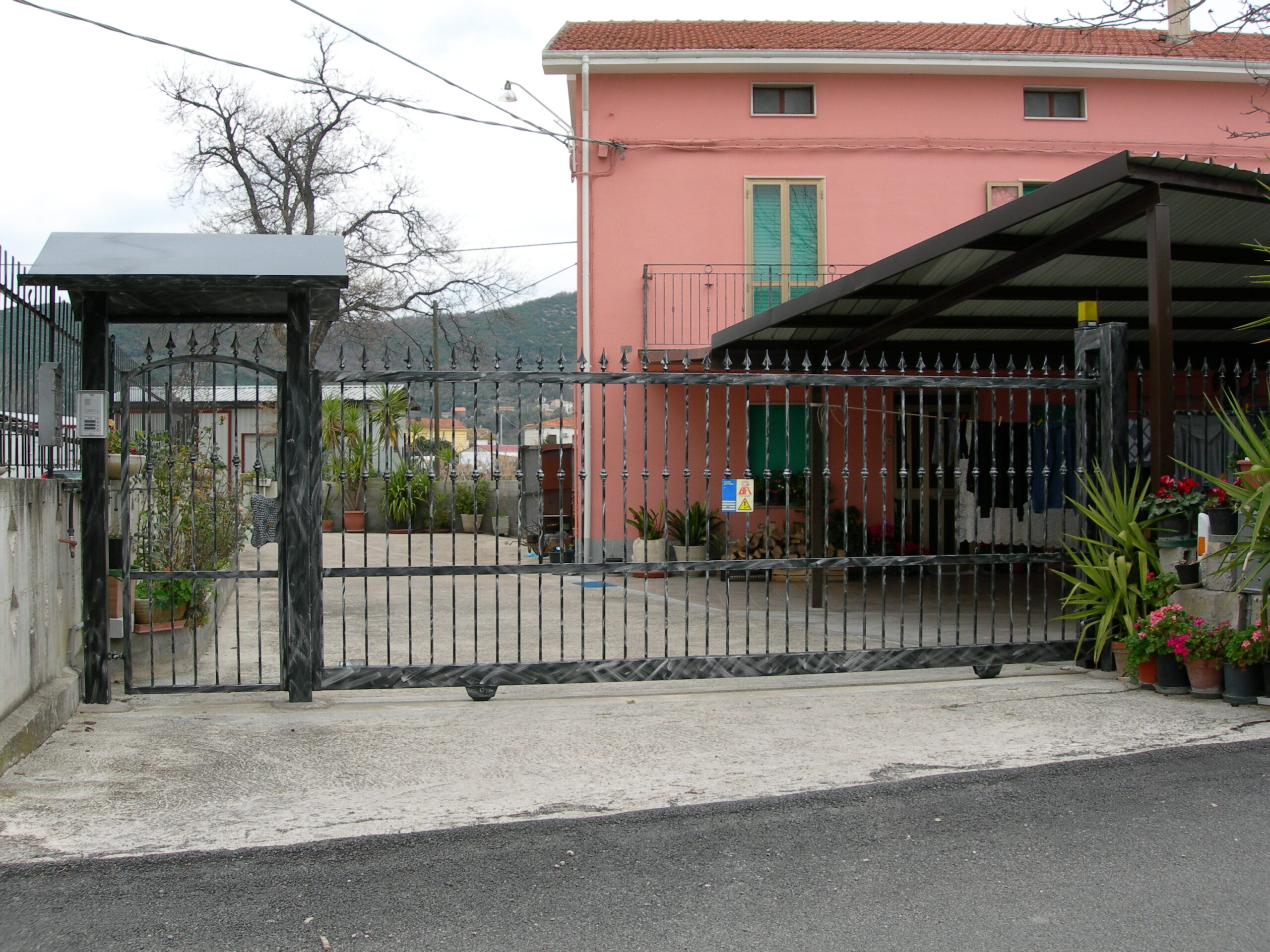 Trattamenti applicati: Zincatura a caldo e verniciatura nei forni a polvere.
