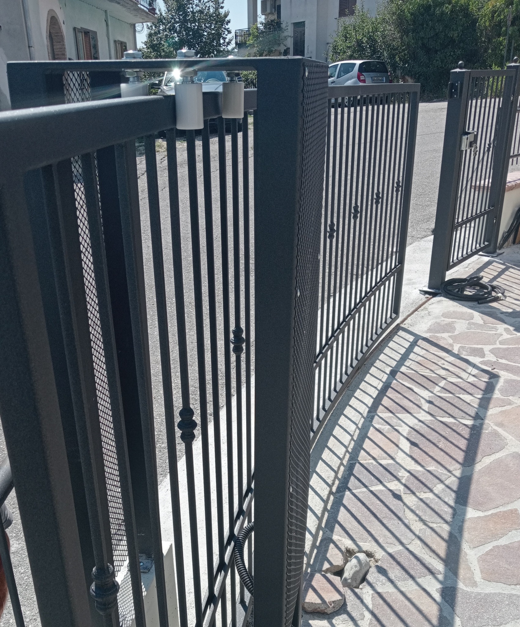 Trattamenti applicati: Zincatura a caldo e verniciatura nei forni a polvere.
