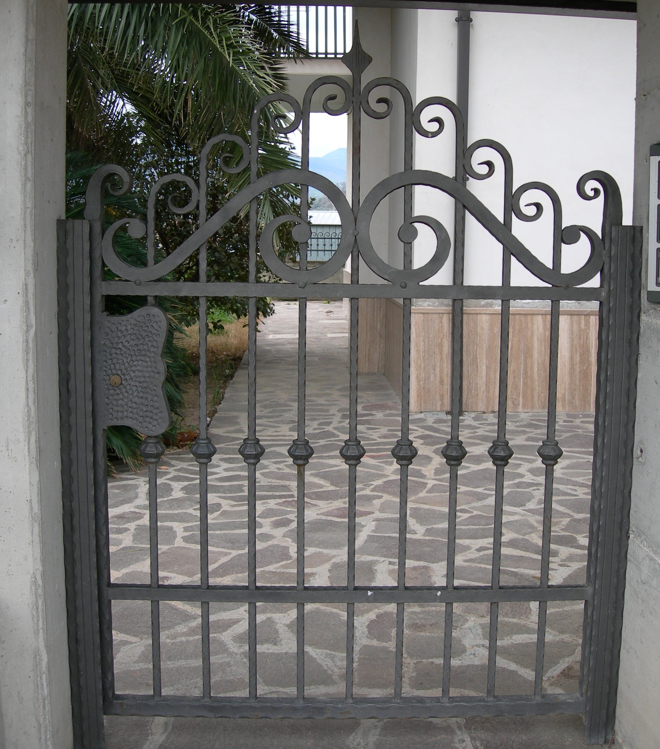 Trattamenti applicati: Zincatura a caldo e verniciatura nei forni a polvere.
