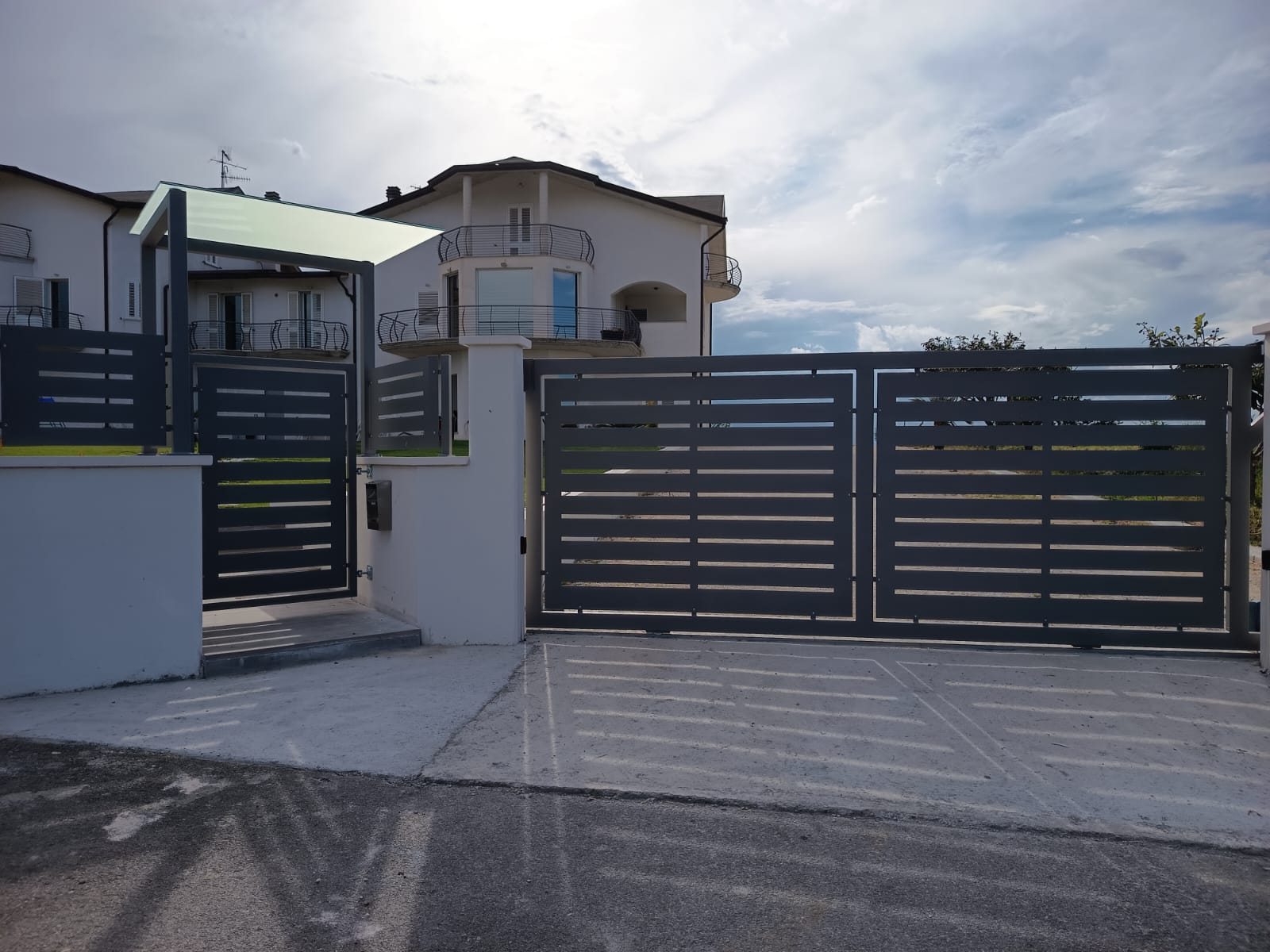 Trattamenti applicati: Zincatura a caldo e verniciatura nei forni a polvere.
