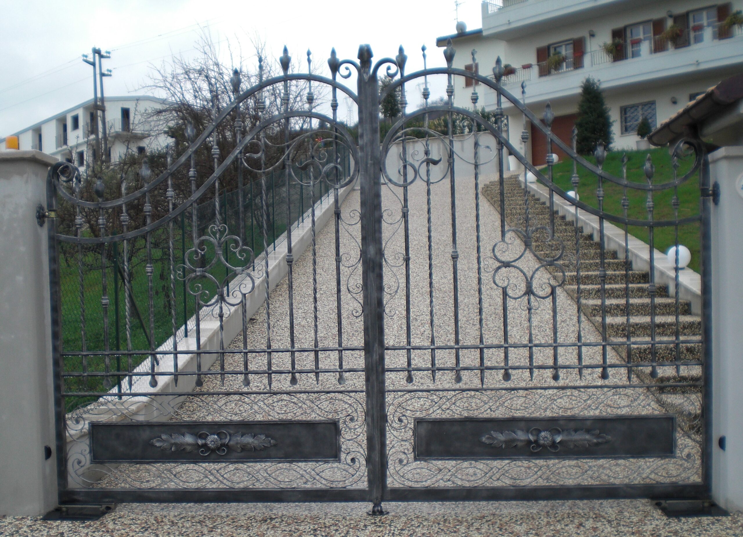 Trattamenti applicati: Zincatura a caldo e verniciatura nei forni a polvere.
