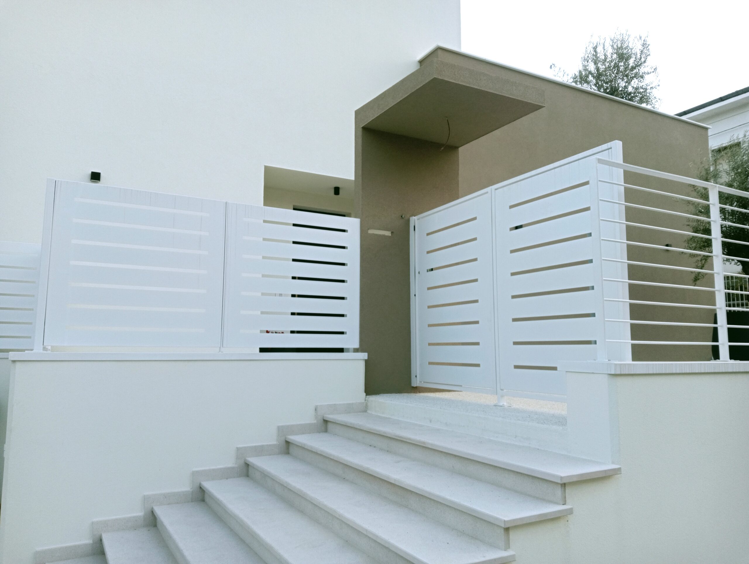 Trattamenti applicati: Zincatura a caldo e verniciatura nei forni a polvere.
