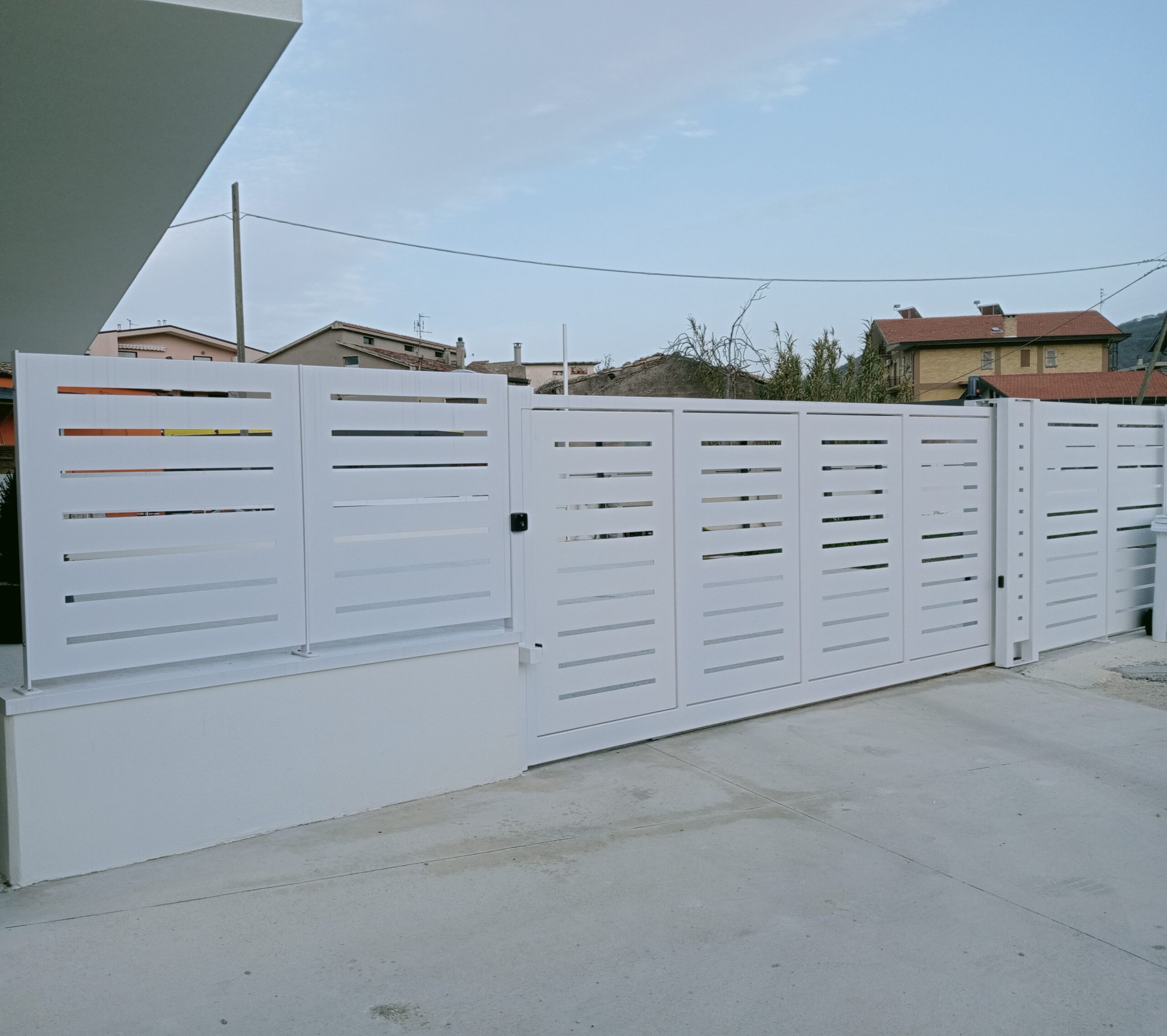 Trattamenti applicati: Zincatura a caldo e verniciatura nei forni a polvere.
