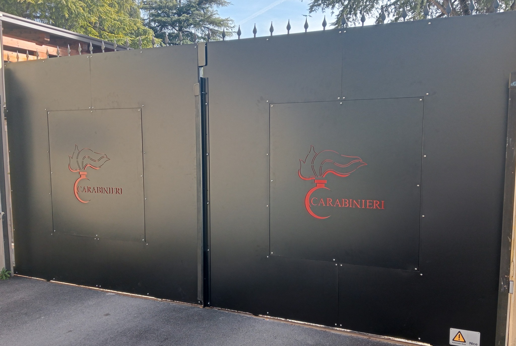 Trattamenti applicati: Zincatura a caldo e verniciatura nei forni a polvere.
