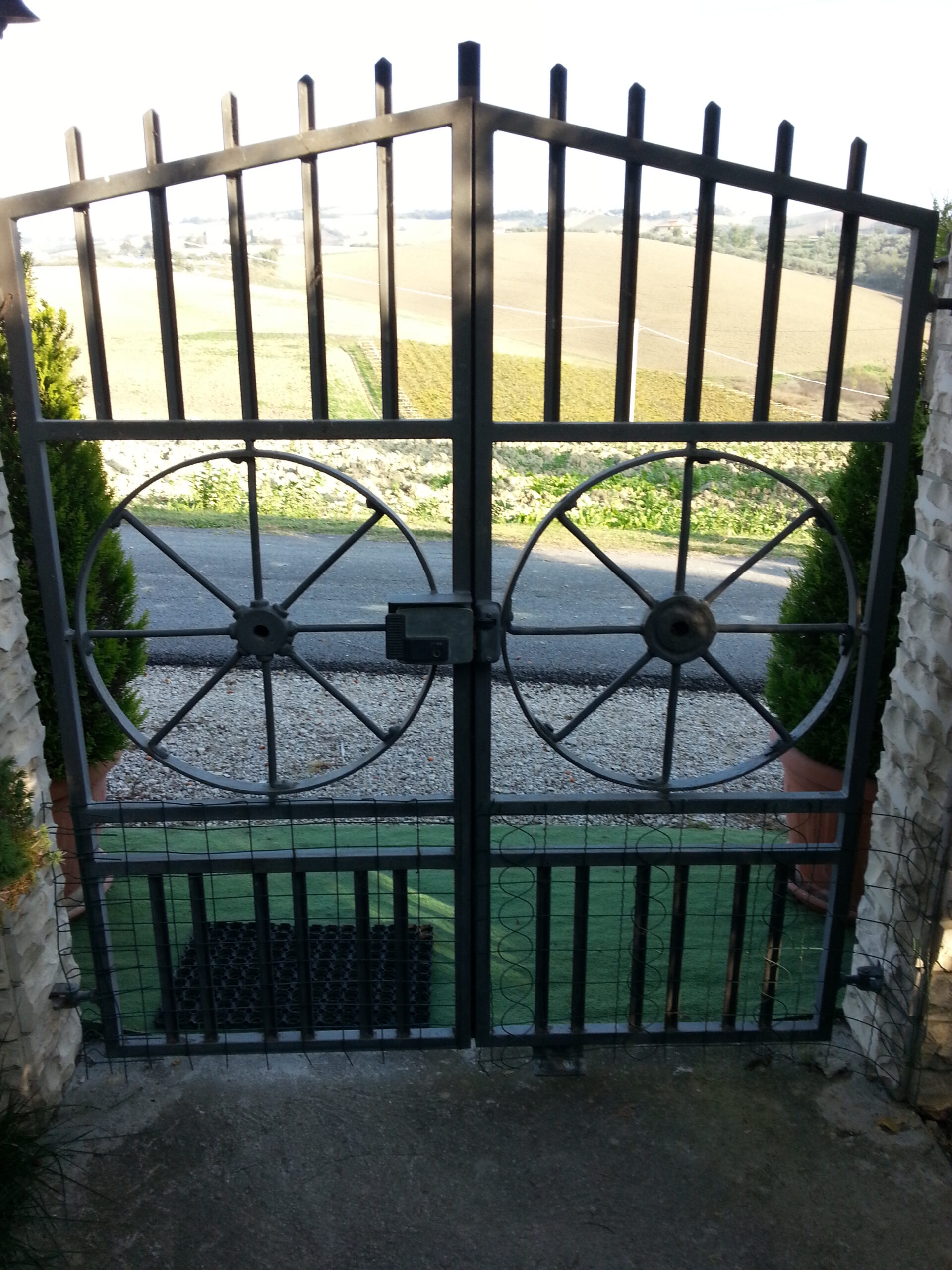 Trattamenti applicati: Zincatura a caldo e verniciatura nei forni a polvere.
