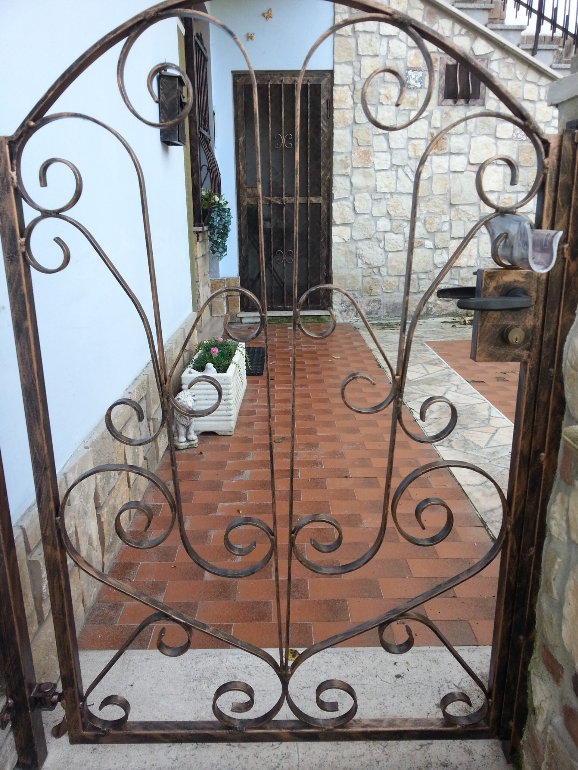 Trattamenti applicati: Zincatura a caldo e verniciatura nei forni a polvere.
