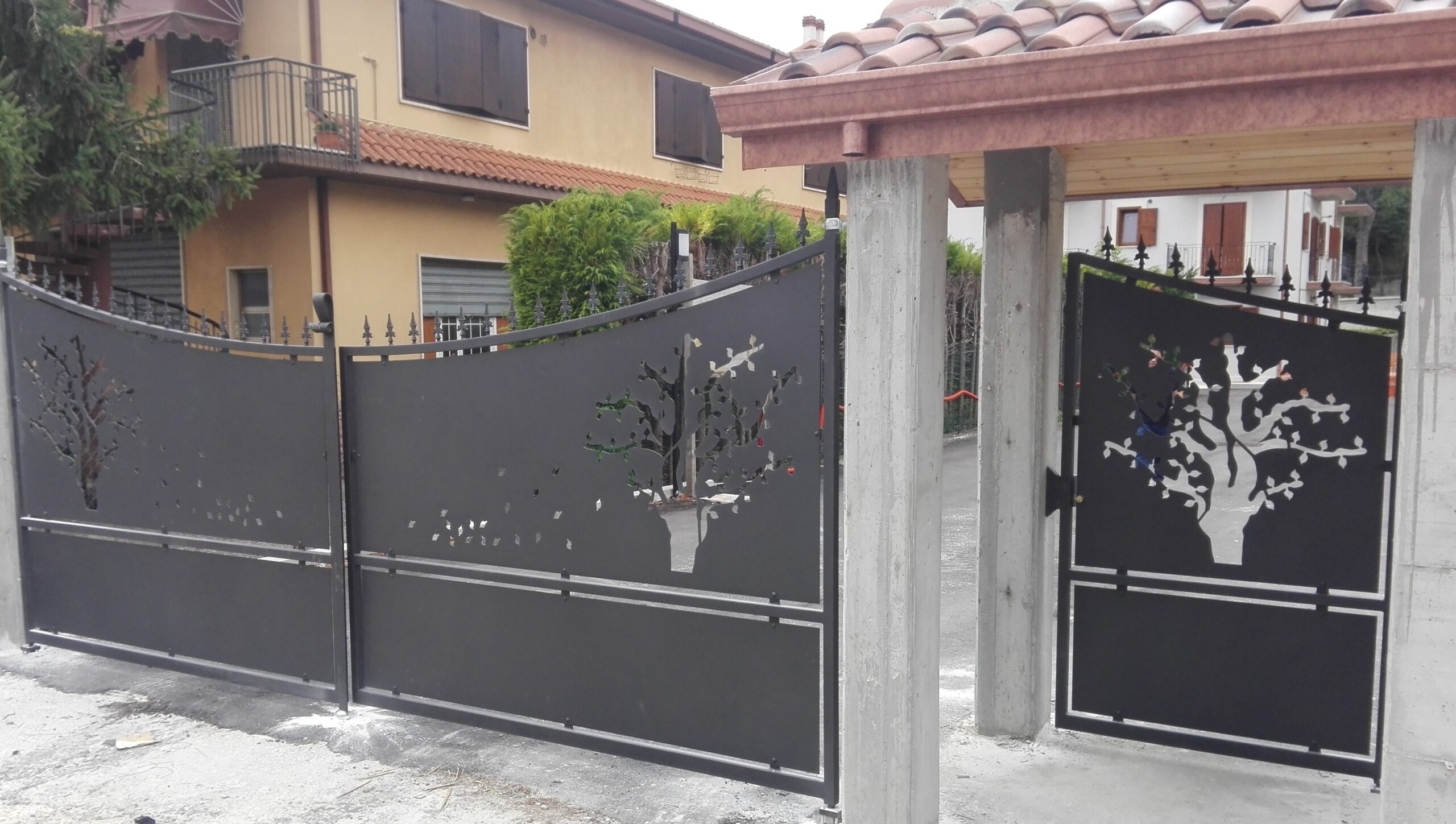 Trattamenti applicati: Zincatura a caldo e verniciatura nei forni a polvere.
