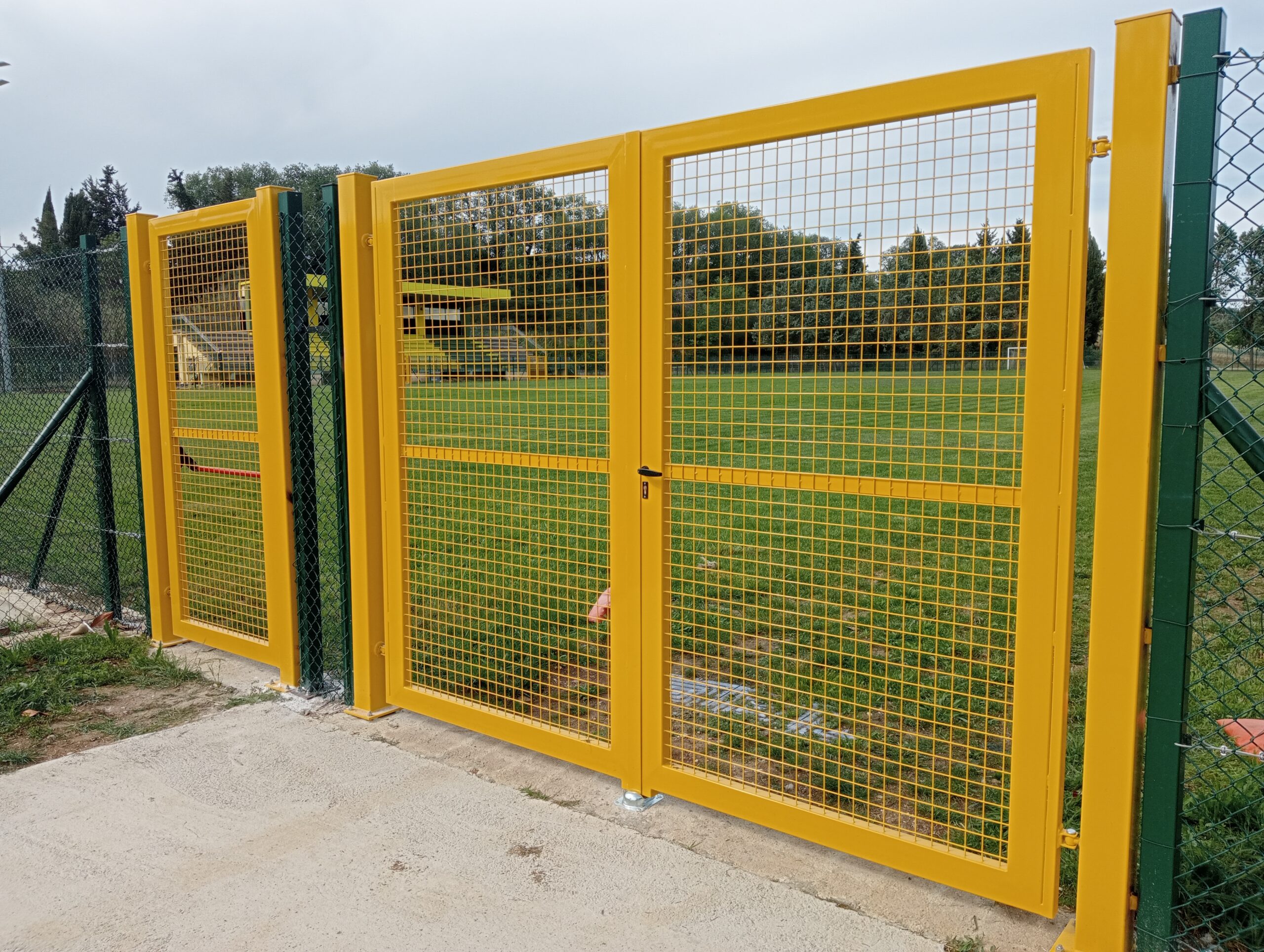 Trattamenti applicati: Zincatura a caldo e verniciatura nei forni a polvere.
