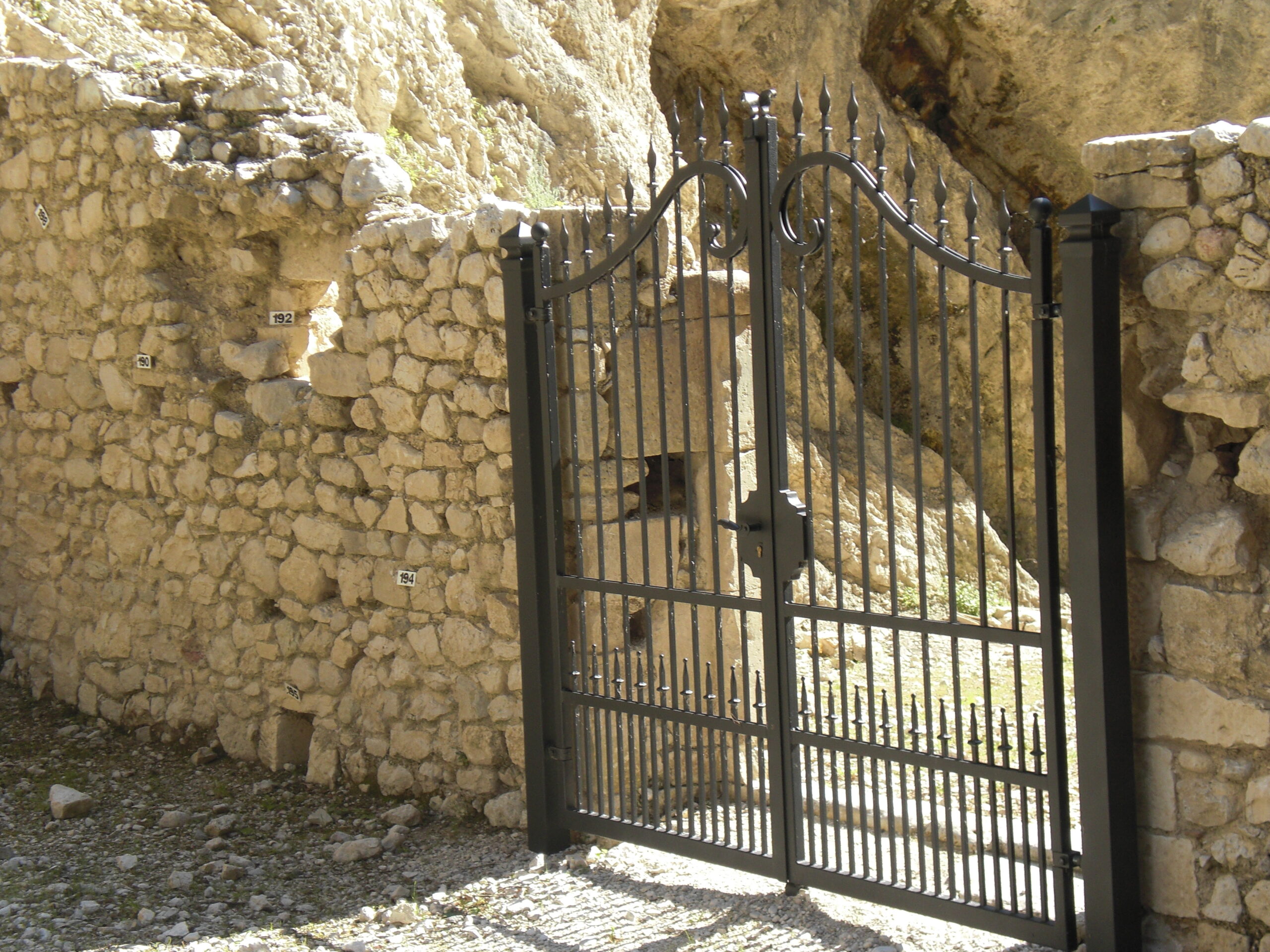 Trattamenti applicati: Zincatura a caldo e verniciatura nei forni a polvere.
