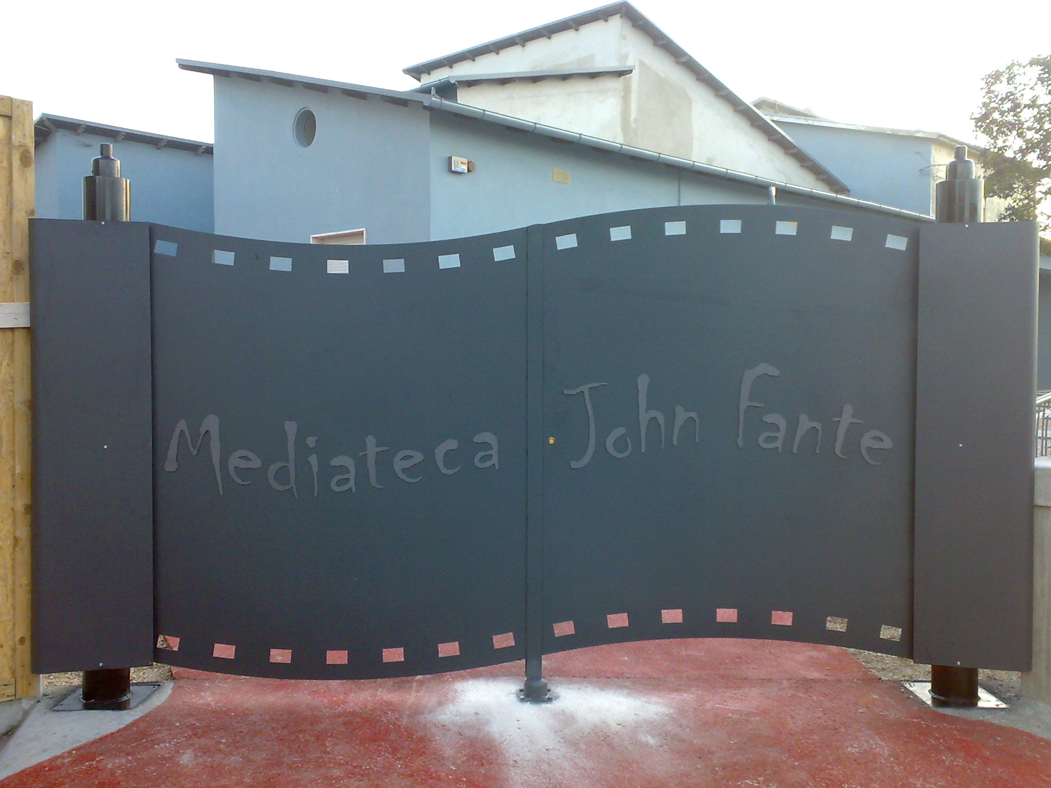 Trattamenti applicati: Zincatura a caldo e verniciatura nei forni a polvere.
