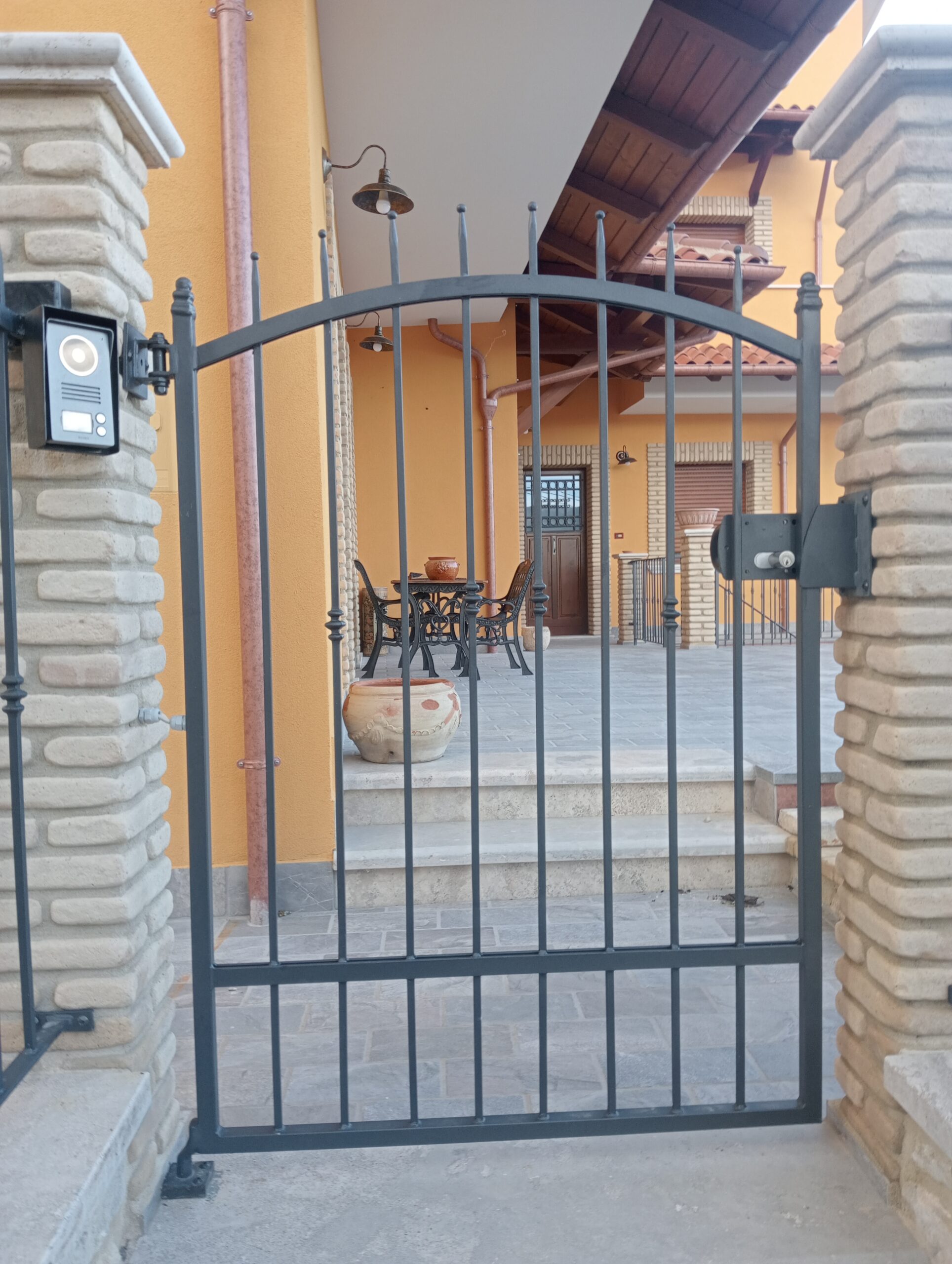 Trattamenti applicati: Zincatura a caldo e verniciatura nei forni a polvere.
