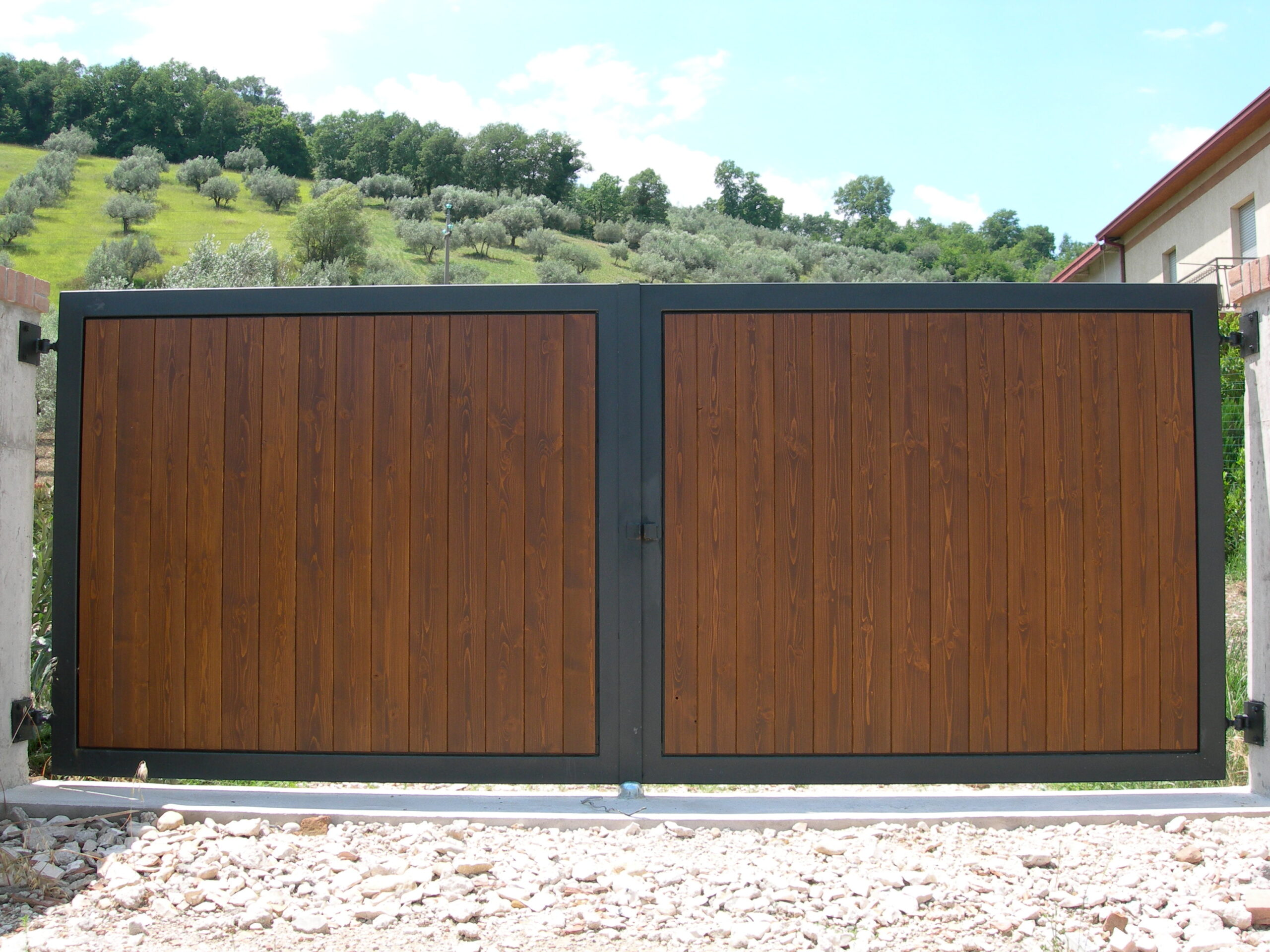 Trattamenti applicati: Zincatura a caldo e verniciatura nei forni a polvere.
