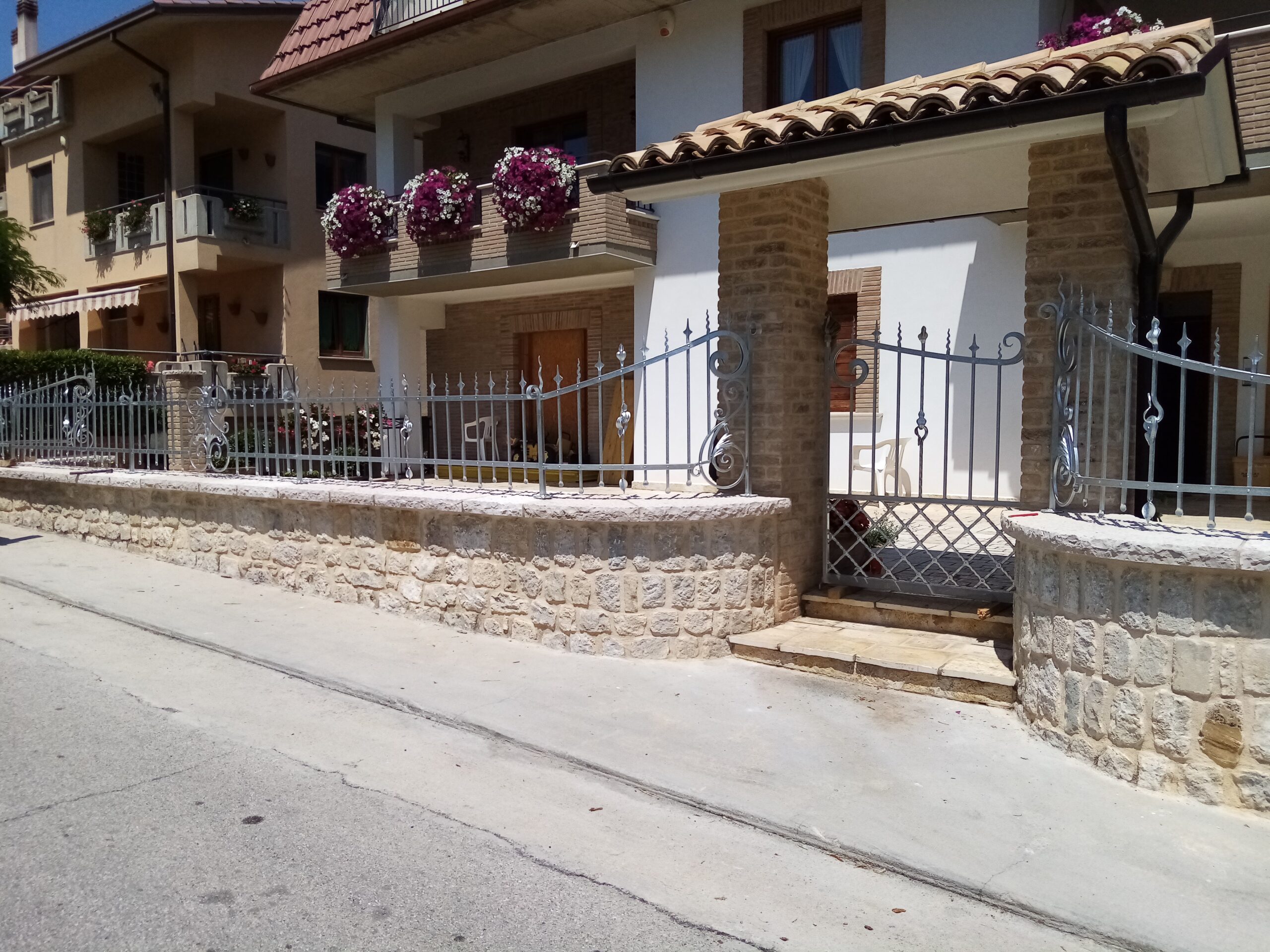 Trattamenti applicati: Zincatura a caldo.
