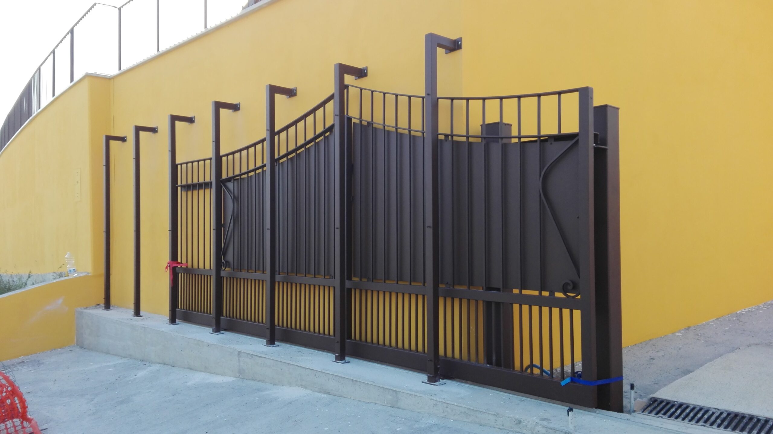 Trattamenti applicati: Zincatura a caldo e verniciatura nei forni a polvere.
