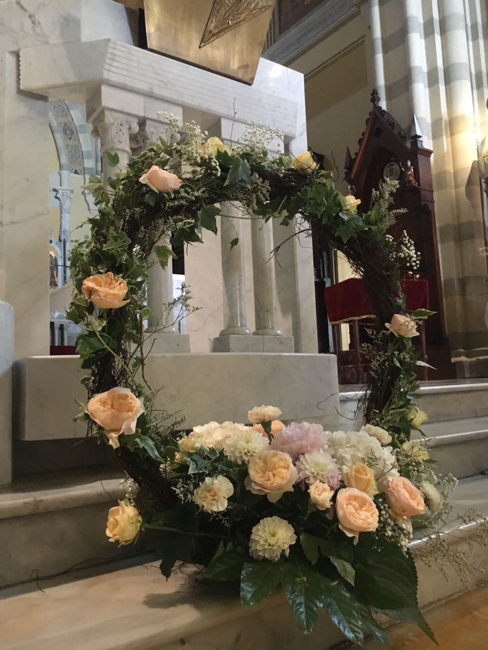 RC-02F – Realizzazione Arco porta-fiori allesstimento Chiesa.