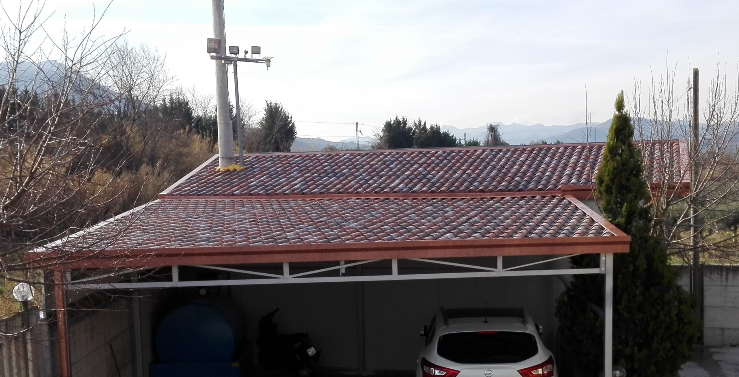 RC-07T – Pergolato con tegole rimessa auto – abitazione privata.