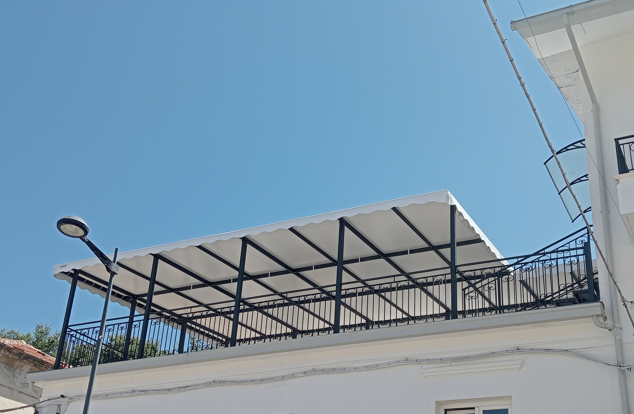 RC-12P – Pensilina copertura terrazzo abitazione privata.