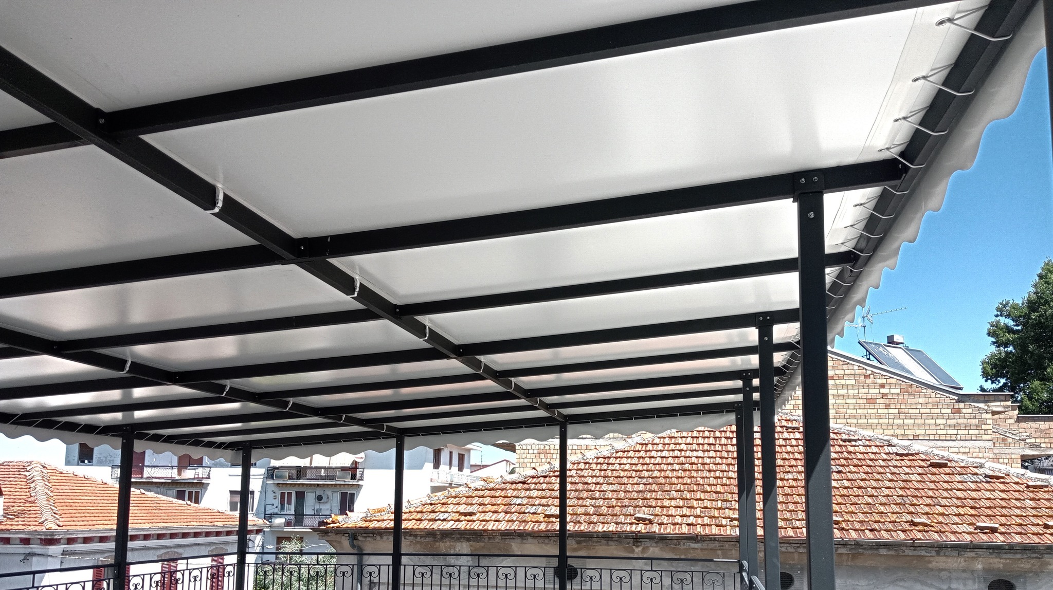 RC-12P – Pensilina copertura terrazzo abitazione privata.
