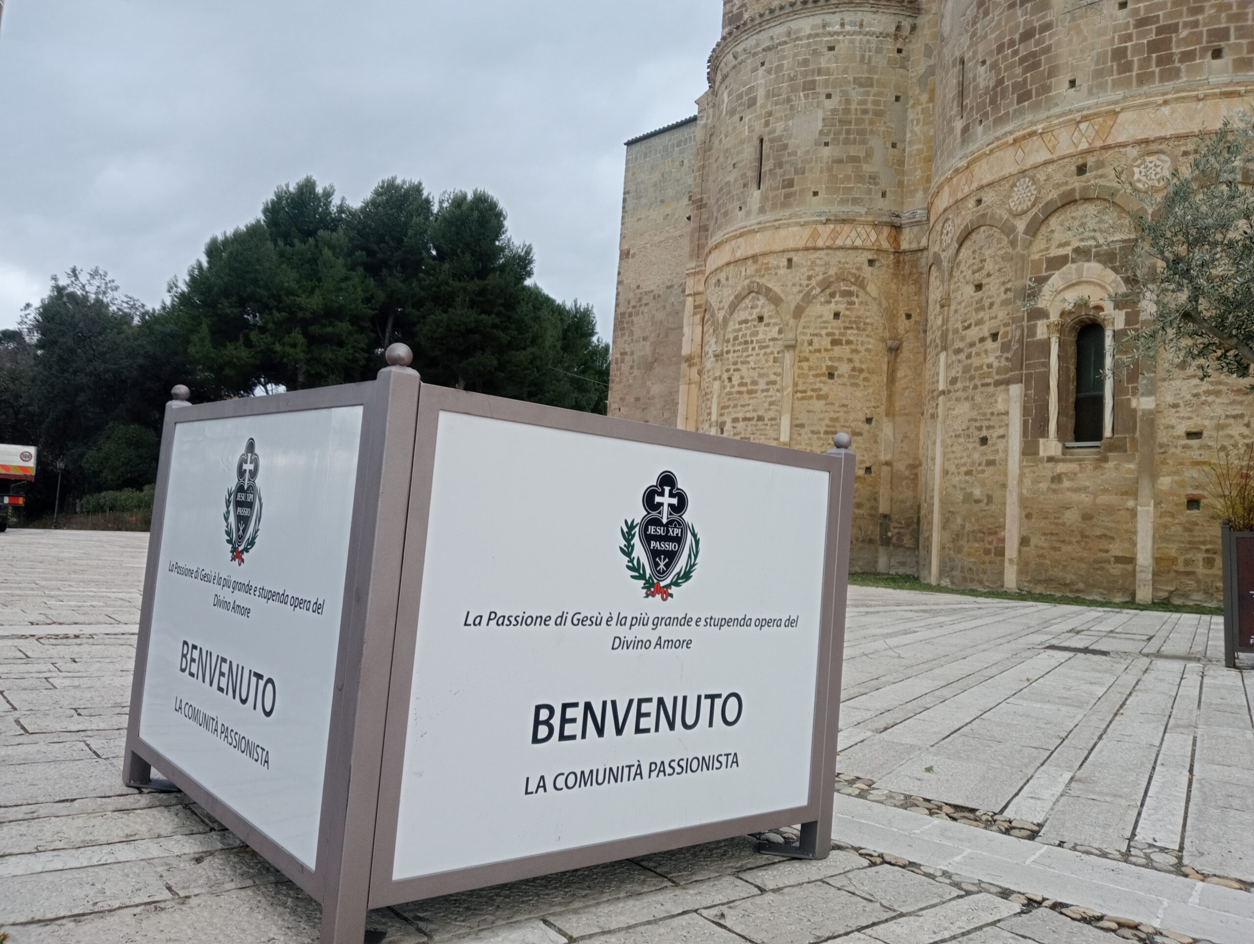 RC-12V – Realizzazione grande vaso per piante ed alberi – Abbazia di San Giovanni in Venere a Fossacesia (CH).