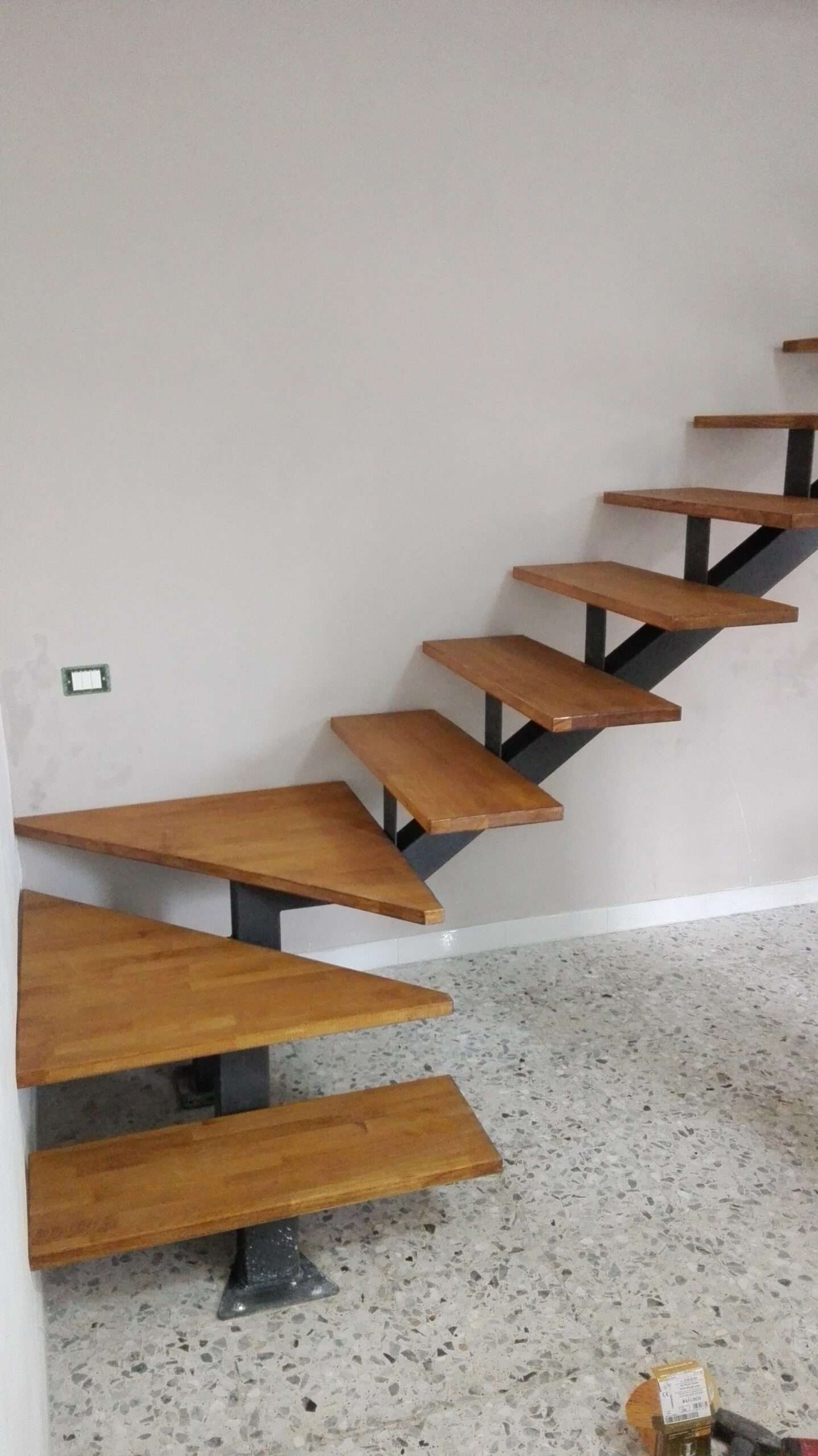 RC-31SI – Struttura in ferro e pedate in legno – abitazione privata.