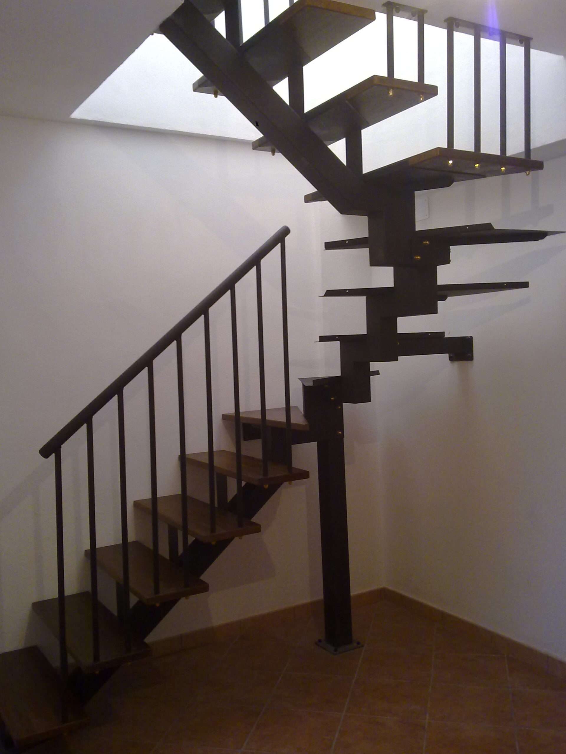 RC-33SI – Struttura in ferro e pedate in legno – abitazione privata.