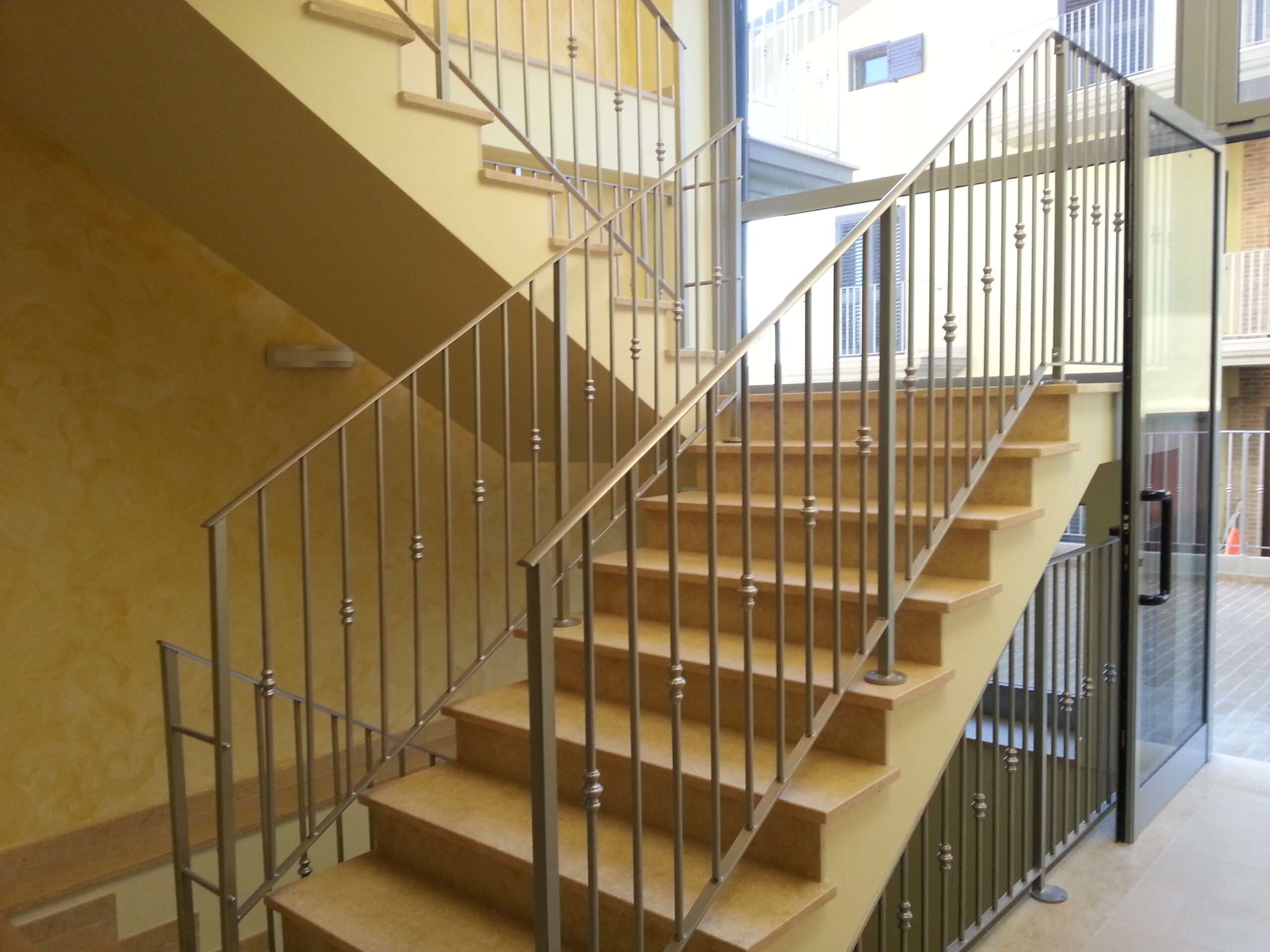 RC-38SI – Ringhiere per scala interna condominiale.