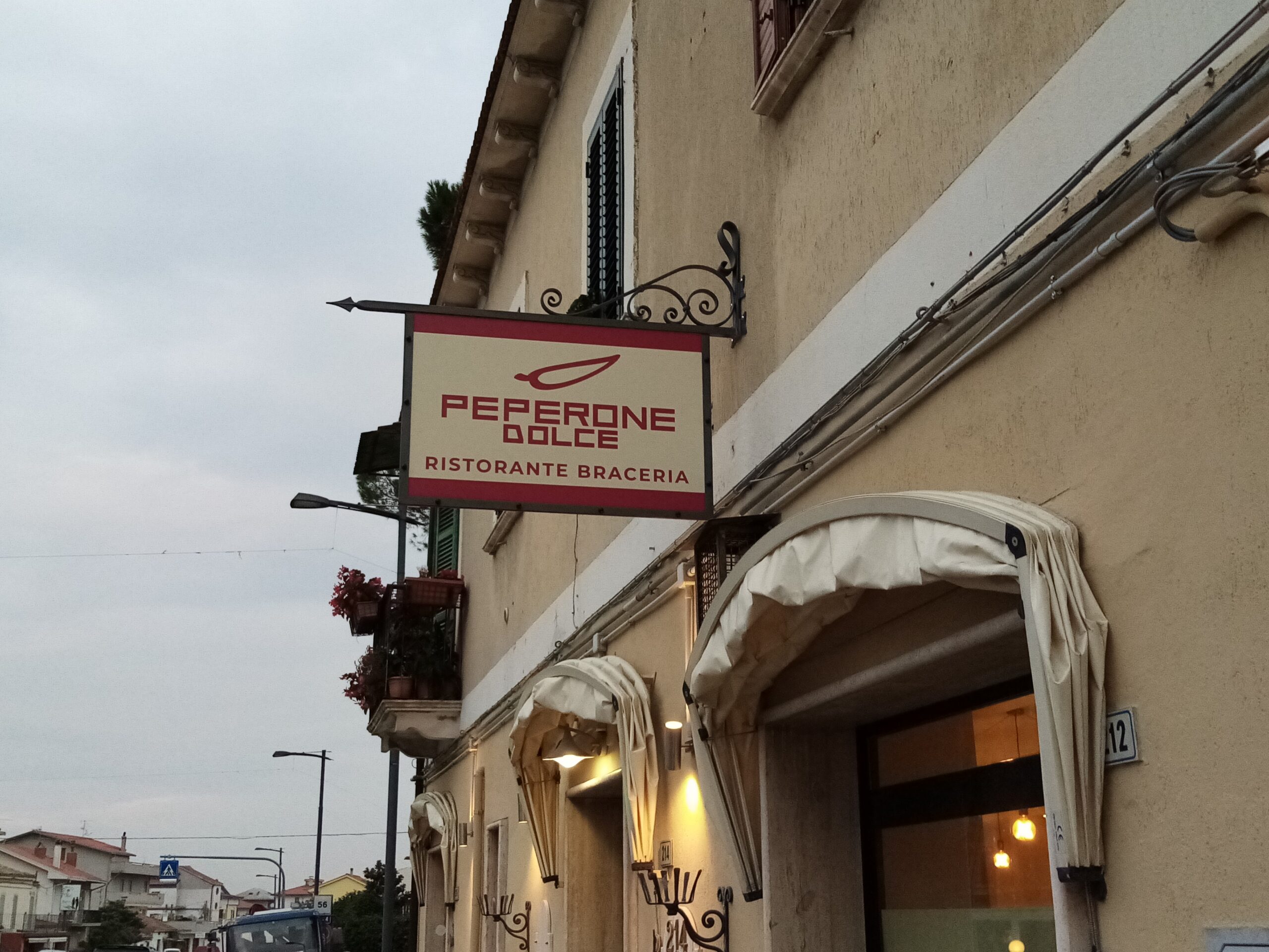 RC-44I – Realizzazione Insegna – Ristorante Peperone Dolce in Altino (CH).