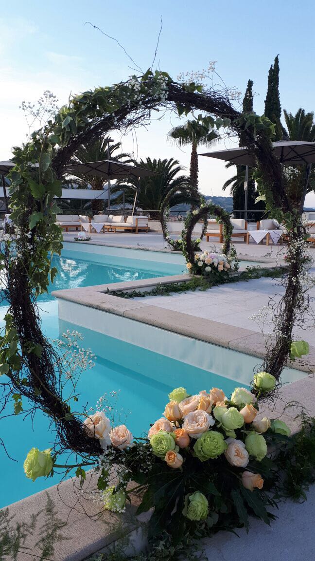 RC-48F  – Realizazione archi alloggiamento fiori e piante – allestimento piscina.