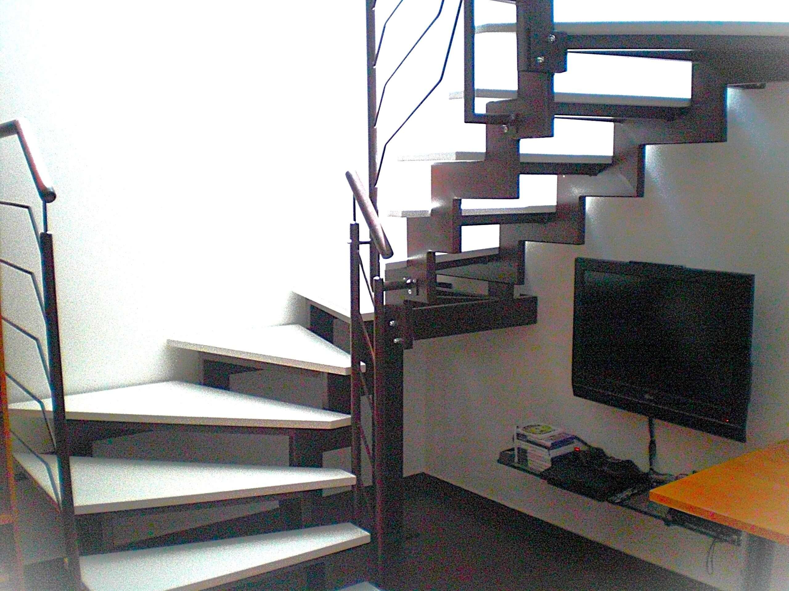 RC-48SI – Realizzazione e posa di una scala interna con pedate in legno.