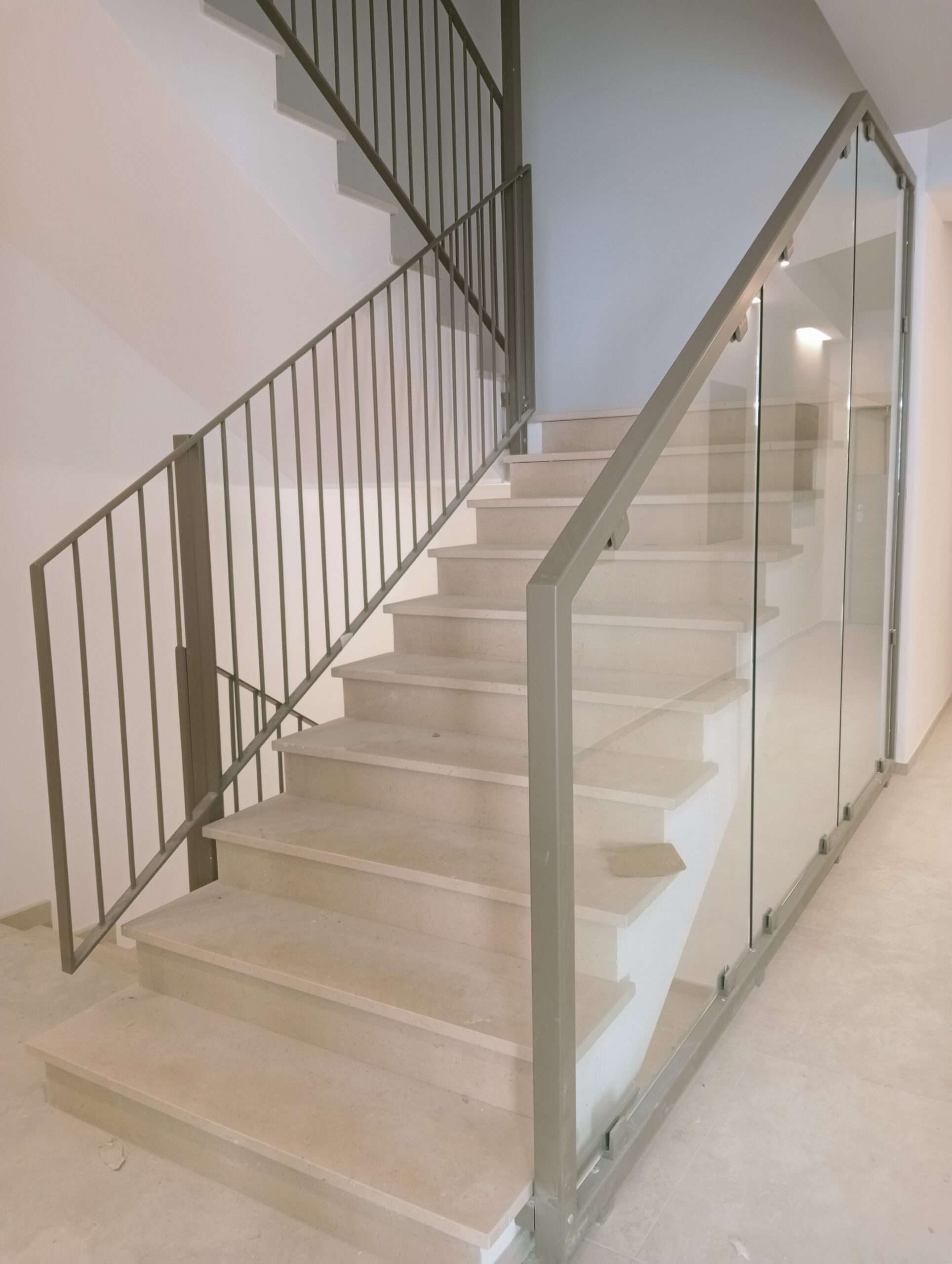 RC-55SI – Realizzazione Ringhiere per scala interna con vetro – Condominio in Castel Frentano (CH).