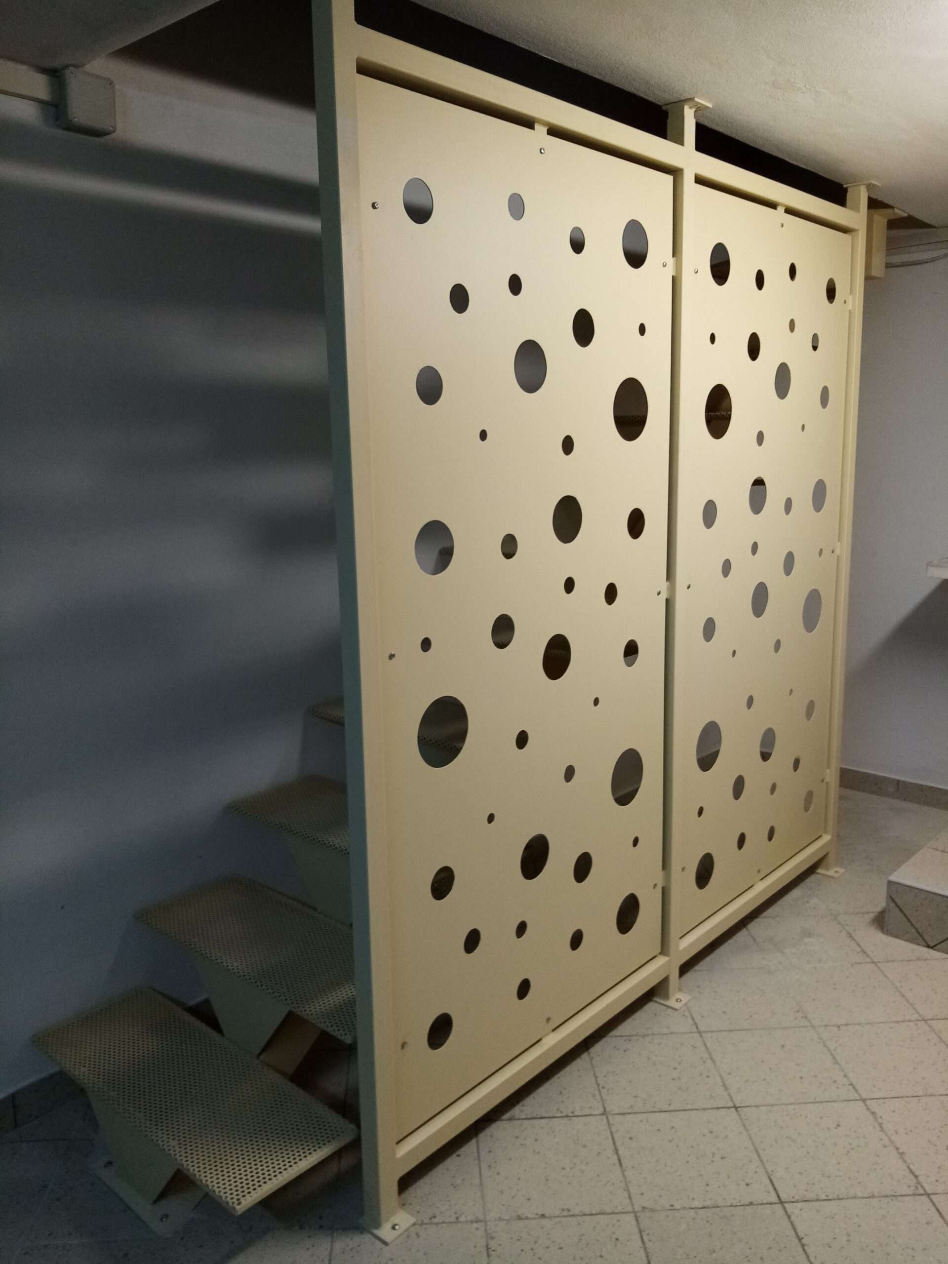 RC-56SI – Realizzazione Scala interna con gradini in lamiera forata e Ringhiere.