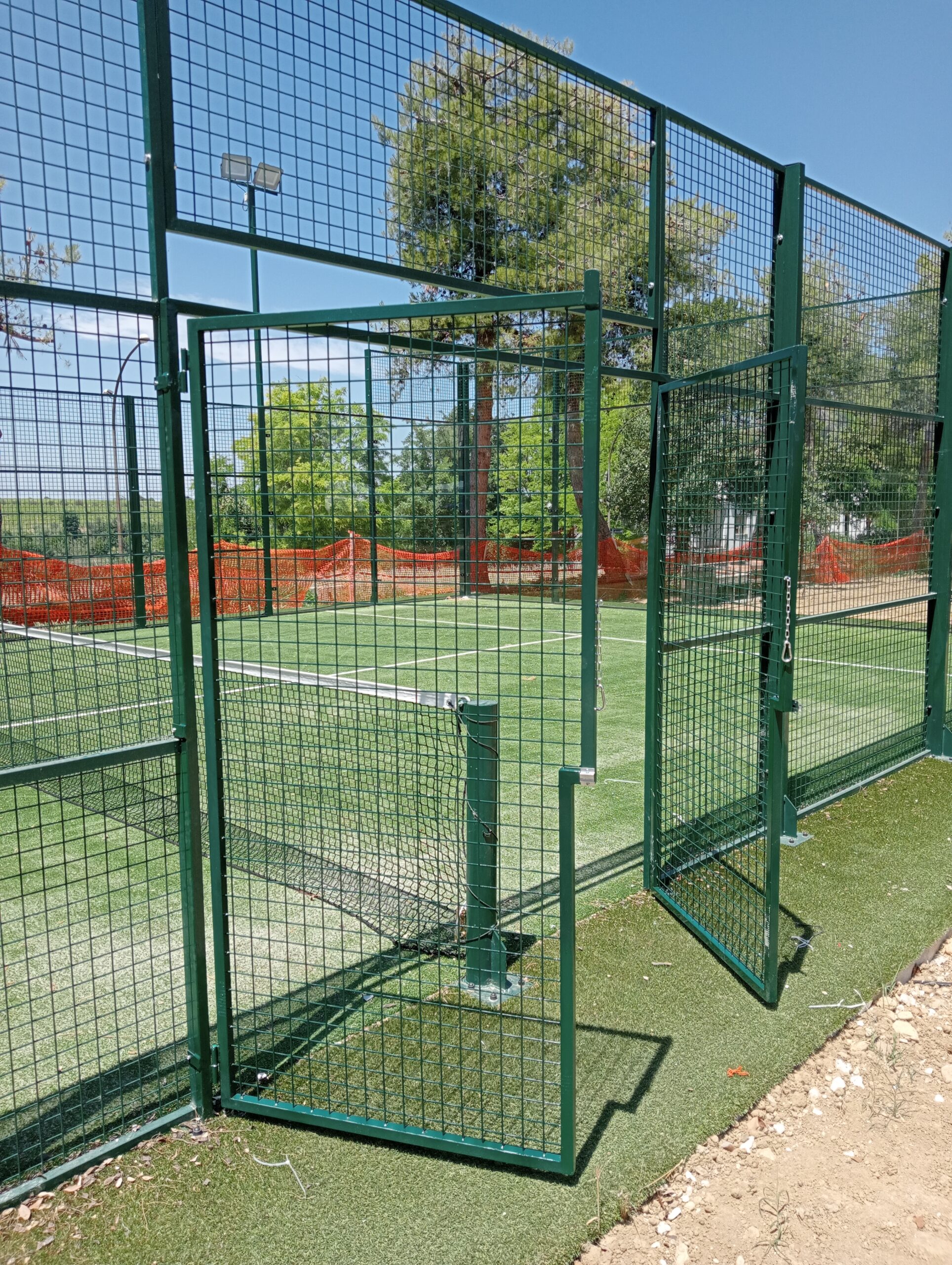 RC-67P – Realizzazione e posa in opera di Porte e reticolato – Campo da Padel in Crecchio (CH).